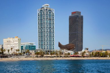 İspanya, BARCELONA, MARCH, 2021 - Olimpiyat limanı yakınlarındaki Sandy Barceloneta plajı arka planda Frank Gehrys Altın Balığı Vila Olimpica, Barcelona, Katalonya, İspanya.