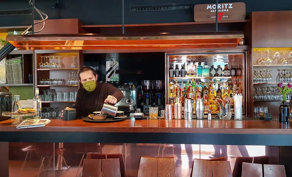 Spain Barcelona March 2021 Bartender Membuat Teh Kafe Yang Nyaman — Stok Foto