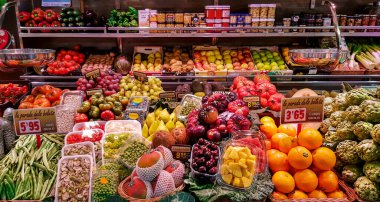 İspanya, BARCELONA, MARCH, 2021 - La Boqueria pazarı, Barcelona, İspanya 'da sebzeler ve meyvelerle. La Boqueria pazarı, Avrupa 'nın en büyük ve en ünlü gıda pazarı, Barcelona, İspanya