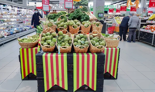 Espanha Barcelona Março 2021 Grande Cesta Vime Com Alcachofras Mediterrâneas — Fotografia de Stock