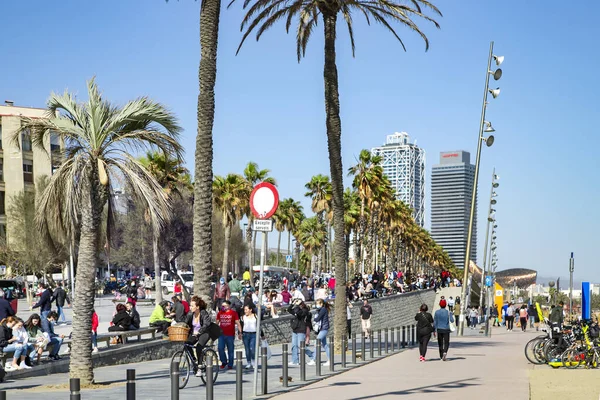 Espanha Barcelona Março 2021 Pessoas Caminhando Barceloneta Bairro Bairro Ciutat — Fotografia de Stock