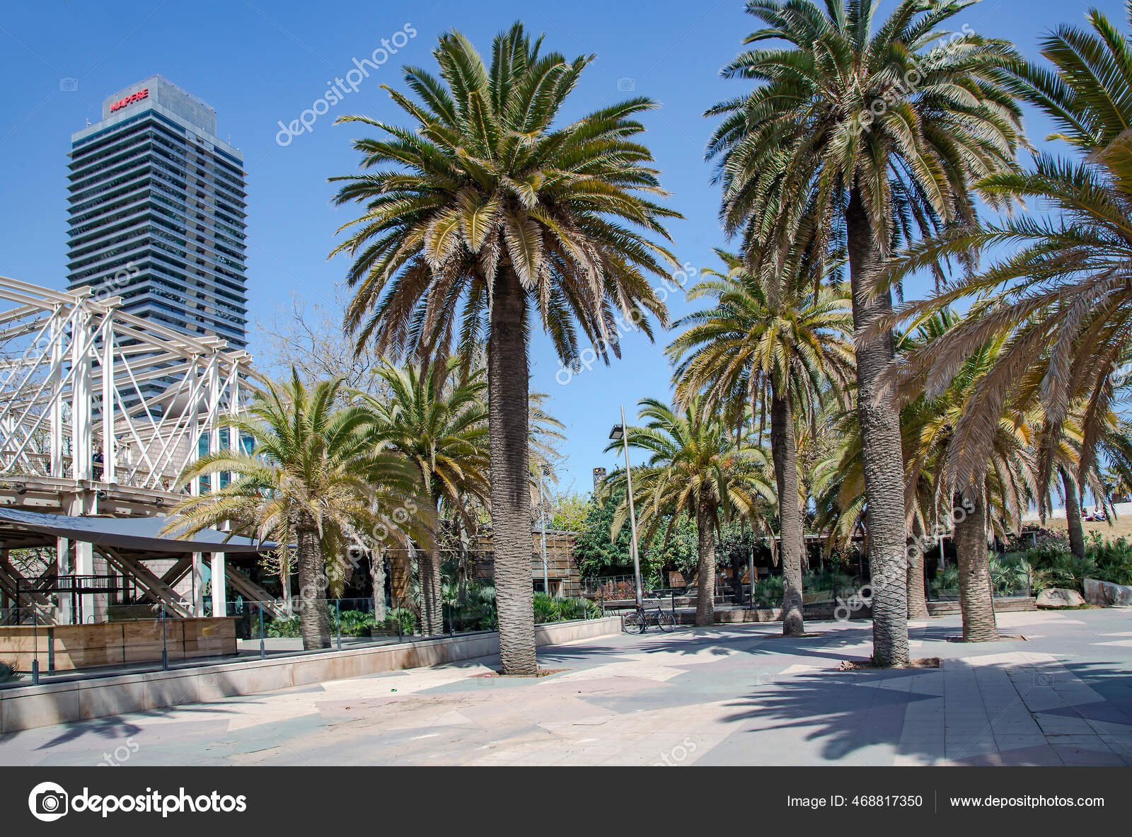 スペイン バルセロナ 21年3月 バックグラウンドでポートオリンピック近くのヤシの庭mapfreタワーは スペイン カタルーニャ バルセロナ ヴィラオリンピアに位置しています ストックエディトリアル用写真 C Ursula1964