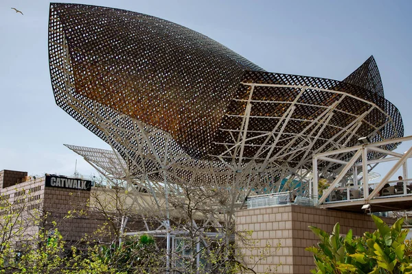 Španělsko Barcelona March 2021 Frank Gehrys Golden Fish Nachází Barcelonas — Stock fotografie