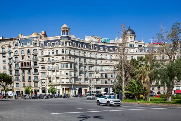 Espanha Barcelona Março 2021 Arquitetura Antiga Tráfego Urbano Rua Barcelona — Fotografia de Stock