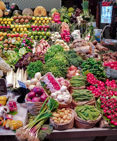 Spanje Barcelona Maart 2021 Grote Toonbank Met Verse Seizoensgroenten Fruit — Stockfoto