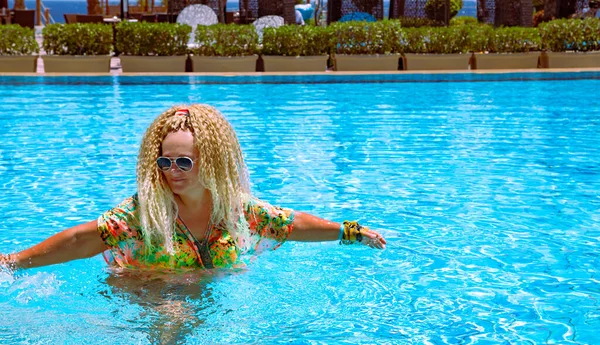 Mulher Bonita Com Cabelos Encaracolados Nada Água Morna Transparente Piscina — Fotografia de Stock