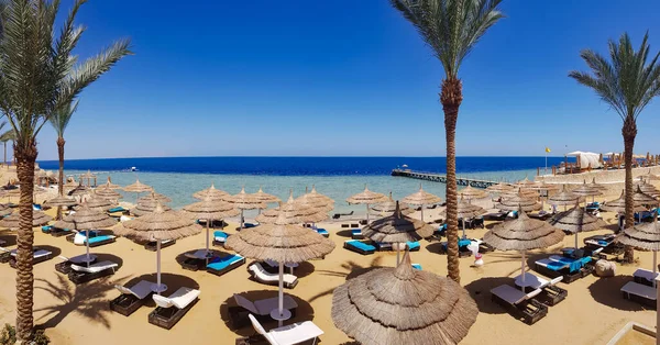 Strand Mit Liegestühlen Und Sonnenschirmen Der Nähe Von Korallenriffen Türkisfarbenem — Stockfoto