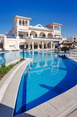 AFRICA, EGYPT, 20 Mayıs 2021: Yeni Sunrise Montemare Resort Grand Select Oteli 'nin modern binasının panoramik manzarası, Hadaba' da yüzme havuzu ve barı olan 5 yıldız, Sharm el Sheikh, Mısır.