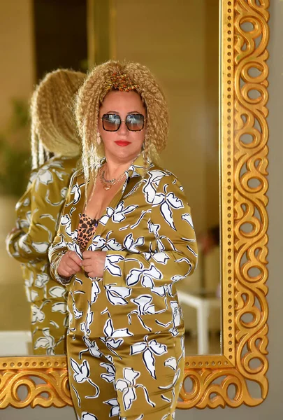 Mulher Bonita Com Cabelo Encaracolado Terno Verde Seda Contra Fundo — Fotografia de Stock