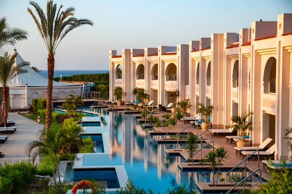 Egipto Sharm Sheikh Mayo 2021 Modernos Apartamentos Reflejan Agua Piscina — Foto de Stock