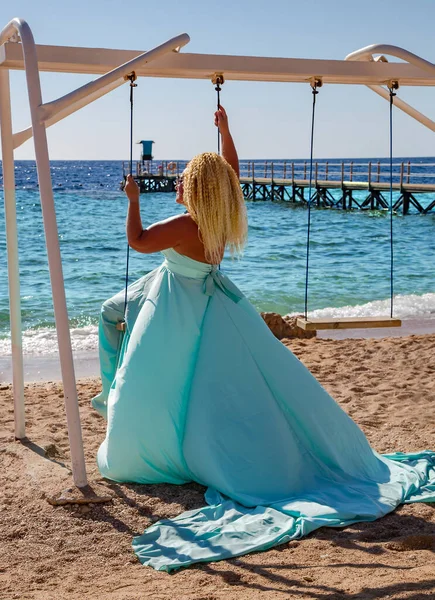 Una Bella Donna Con Capelli Ricci Abito Sera Lungo Blu — Foto Stock