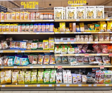 LATVIA, RIGA, MAYIS, 2021: Riga, Letonya 'daki alışveriş merkezindeki farklı üreticilerden çeşitli glütensiz ürünler içeren raflar. Perakende sektörü. Yiyecek kalitesi.
