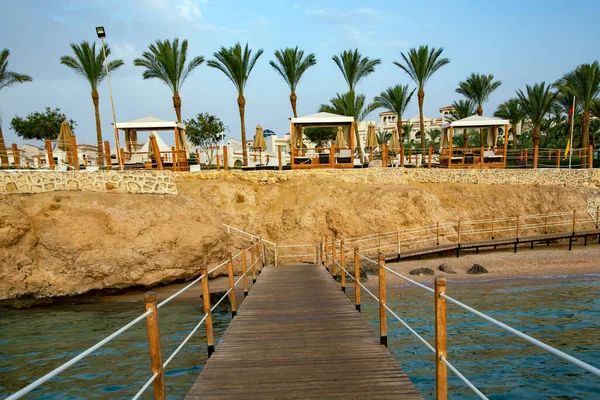 位于埃及沙姆沙伊赫的长木制浮桥 横跨碧绿的大海和红海的珊瑚礁 — 图库照片