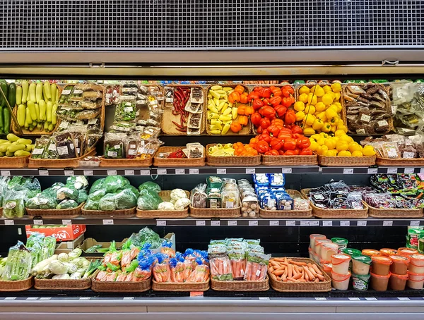 ラトビア 2021年4月 ラトビアのリガにあるショッピングモールで様々な季節の新鮮野菜の棚 — ストック写真