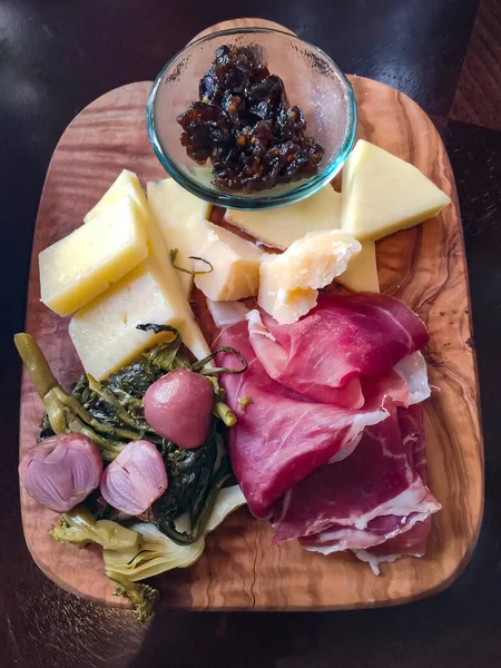 Wooden Tray Jamon Pickled Onions Artichokes Various Cheeses Lunch Closeup — Stock Photo, Image