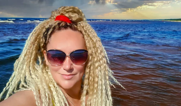 Hezká Žena Kudrnatými Vlasy Pozadí Baltského Moře Při Západu Slunce — Stock fotografie