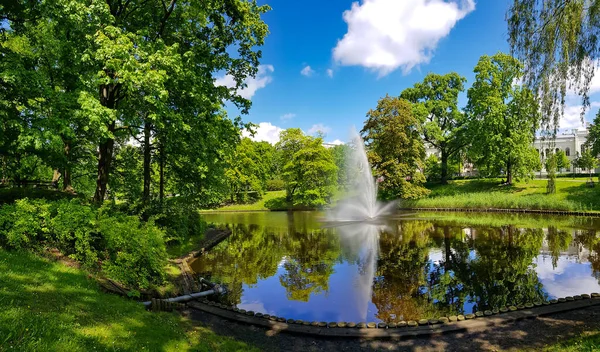 Panorama Över Rigakanalen Mot Bakgrund Vackra Kronvalda Park Sommardagen Riga — Stockfoto