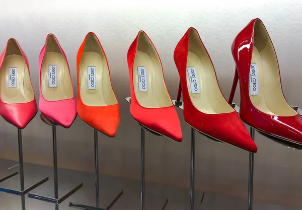 Talon Haut Femmes Jimmy Choo Élégantes Chaussures Rouges Pour Les Images De Stock Libres De Droits