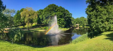 Riga Kanalı 'nın Panorama' sı Riga, Letonya 'daki güzel Kronvalda Parkı' nın arka planına karşı..