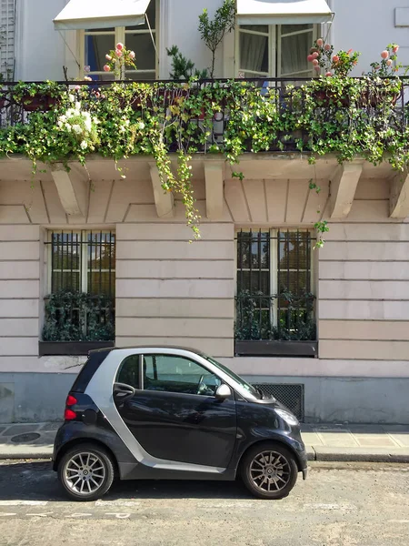 Moderno Concepto Eléctrico Compacto Coche Ecológico Estacionado Estrechas Calles Parisinas — Foto de Stock