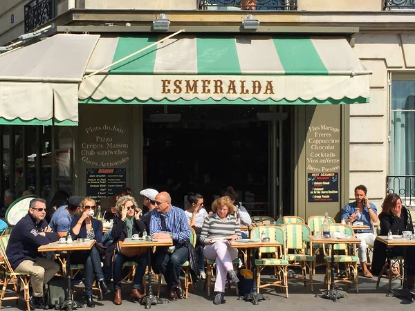 França Paris Maio 2015 Parisienses Turistas Jantam Terraço Livre Café — Fotografia de Stock