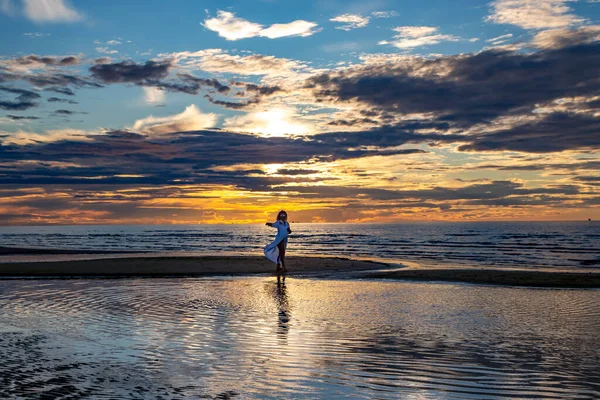 Mooie Vrouw Met Krullend Haar Staat Aan Oevers Van Oostzee — Stockfoto