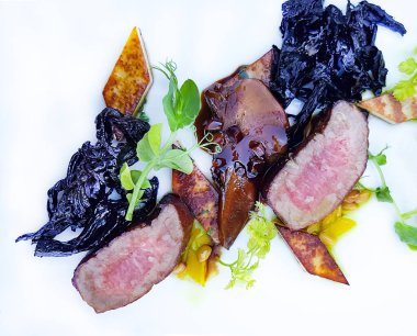 Mantarlı taze dana madalyonu, patates güveci ve yeşillik yakın plan.