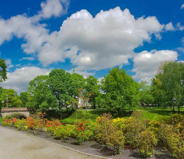 Panorama Riga Kanalen Mot Bakgrund Blommande Rhododendron Vackra Kronvalda Park — Stockfoto