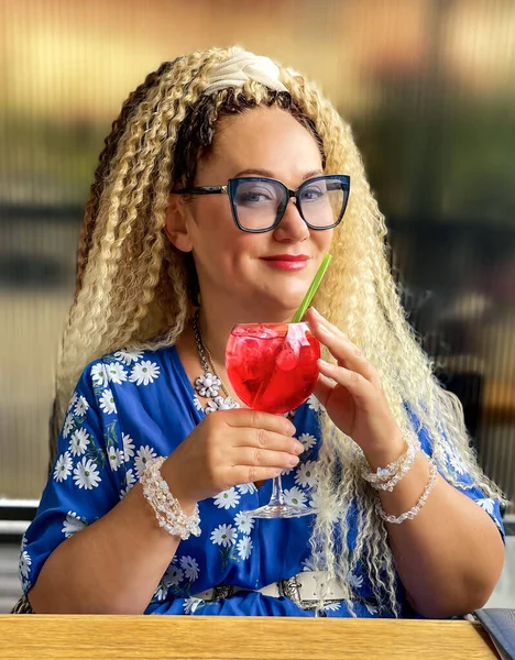 Portrait Pretty Woman Curly Hair Enjoying Cool Summer Drink Restaurant — Stock Photo, Image