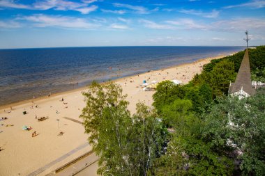 LATVIA, JURMALA, HAZİRAN, 26, 2021 - İnsanlar Letonya 'nın Jurmala kentindeki Baltık Sahili' nde dinleniyor. Jurmala 'da sağlıklı ve spor yaşam tarzı ve aktiviteleri