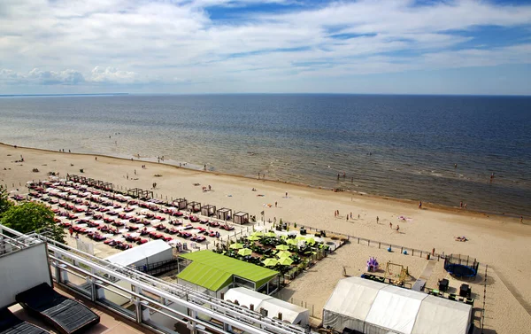 Łotwa Jurmala Czerwiec 2021 Osoby Relaksujące Się Bałtyckiej Plaży Jurmala — Zdjęcie stockowe