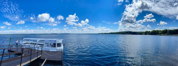 ラトビア 2021 ラトビア リガの淡水を持つ大きくて美しいキスピンズ湖で乗客を待っている喜びのボート — ストック写真