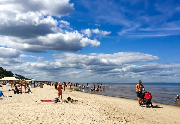 Latvia Jurmala Julho 2021 Pessoas Que Gostam Relaxar Praia Mar — Fotografia de Stock