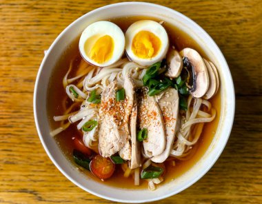 Ramen Tavuk Çorbası. Tavuk, erişte ve diğer malzemelerle geleneksel çorba. Yumurtalarla kaplı..