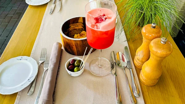 Cena Mesa Madera Con Bebida Saludable Ruibarbo Vitamínico Aceitunas Grandes — Foto de Stock