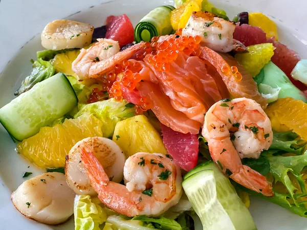 Salat Mit Frischem Gemüse Und Obst Lachs Und Rotem Kaviar — Stockfoto