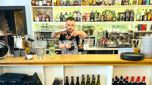 Lettonie Riga Juin 2021 Barista Professionnel Prépare Des Boissons Santé — Photo