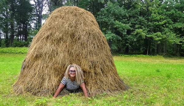 Pretty Woman Curly Hair Peeking Out Haystack Standing Meadow Aluksne — Stock Photo, Image