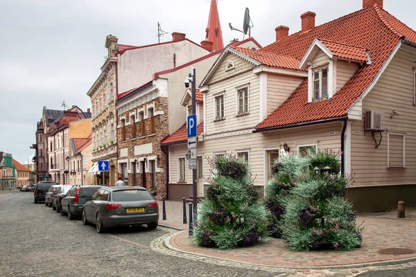Łotwa Cesis Sierpień 2020 Stare Odrestaurowane Drewniane Domy Pod Czerwonymi — Zdjęcie stockowe
