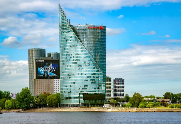 Latvia Riga May 2021 Modern Glass Skyscraper Swedbank Office Embankment — Stock Photo, Image