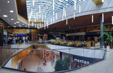 LATVIA, RIGA, JULY, 2021 - Riga, Letonya 'daki Brivibas caddesindeki Alfa alışveriş merkezinde modern iç mekan.