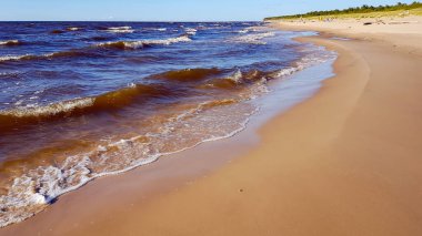 Letonya, Karnikava 'da küçük dalgalarla Baltık Denizi' nin vahşi sahili manzarası