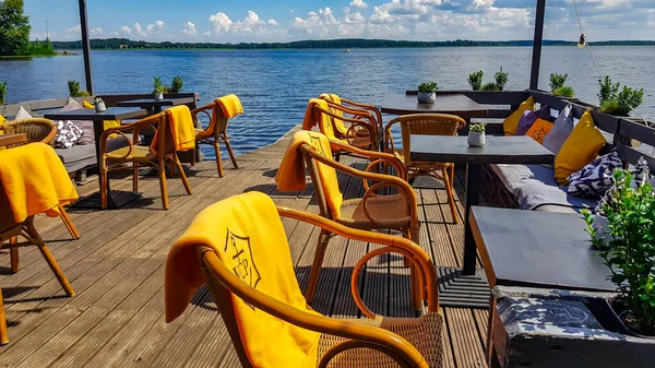 Latvia Riga Julho 2021 Uma Varanda Aberta Café Verão Lago — Fotografia de Stock