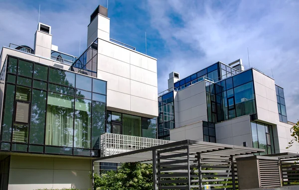 Latvia Jurmala Juli 2021 Vackert Modernt Lägenhetskomplex Med Stora Glasblock — Stockfoto