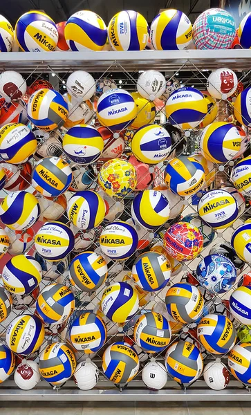 Letónia Riga Julho 2021 Prateleiras Com Bolas Voleibol Coloridas Centro — Fotografia de Stock