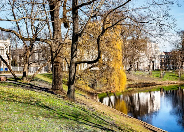 Brillante Día Primavera Cerca Del Canal Riga Parque Ciudad Bastion —  Fotos de Stock