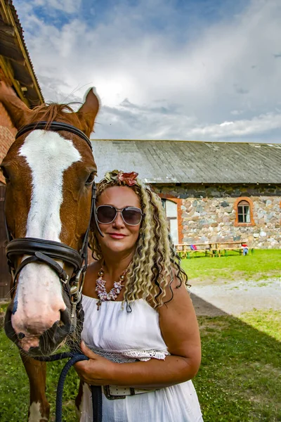 Pretty Woman Curly Hair Standing Next Horse Stable Valmiera Latvia — Stock Photo, Image