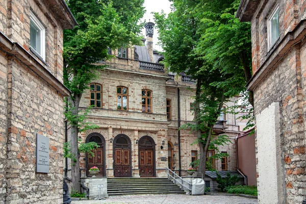 Europa Estonia Tallinn Julio 2020 Antiguo Edificio Piedra Estrecha Calle — Foto de Stock