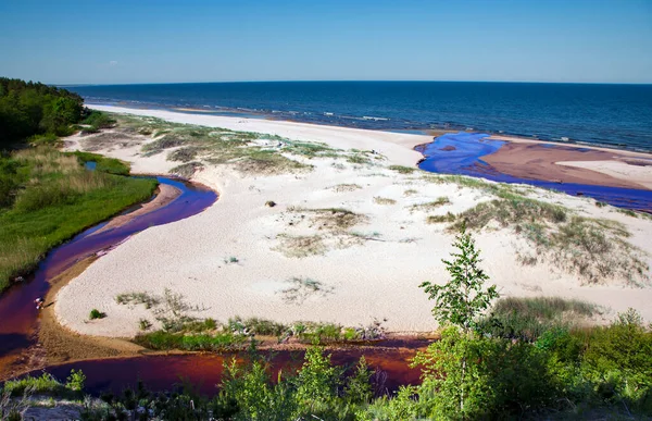 Pequeño Río Peterupe Agua Dulce Desemboca Mar Báltico Cerca Duna —  Fotos de Stock