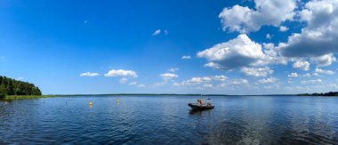 LATVIA, RIGA, HAZİRAN, 2021 - Mezaparks, Riga 'daki Kisezers Gölü' nün kıyısında su güvenliği polisi. Letonya